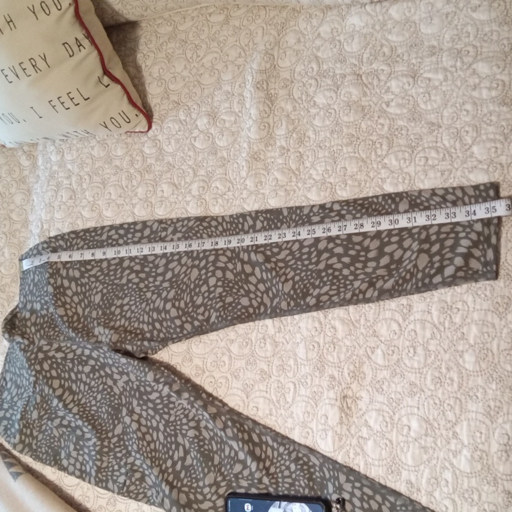NWT! Lou & Grey Olive Patterned Leggings - Picture 7 of 9